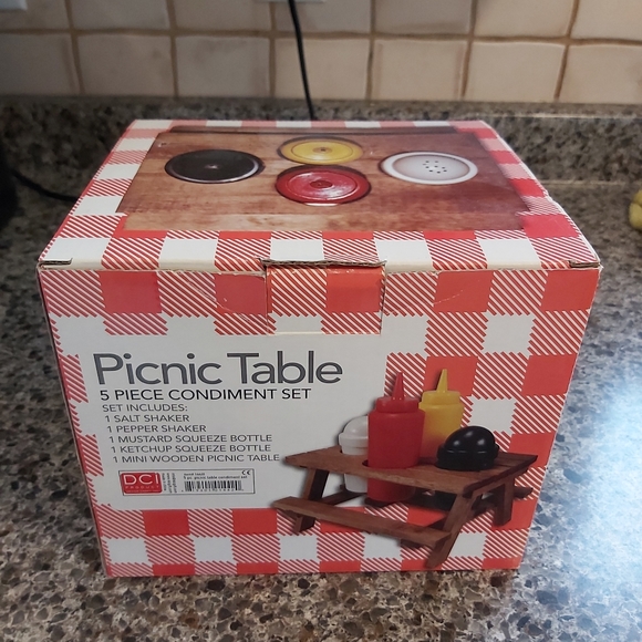 Picnic table - Picture 2 of 5